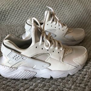 WOMEN'S NIKE HUARACHE Shoes